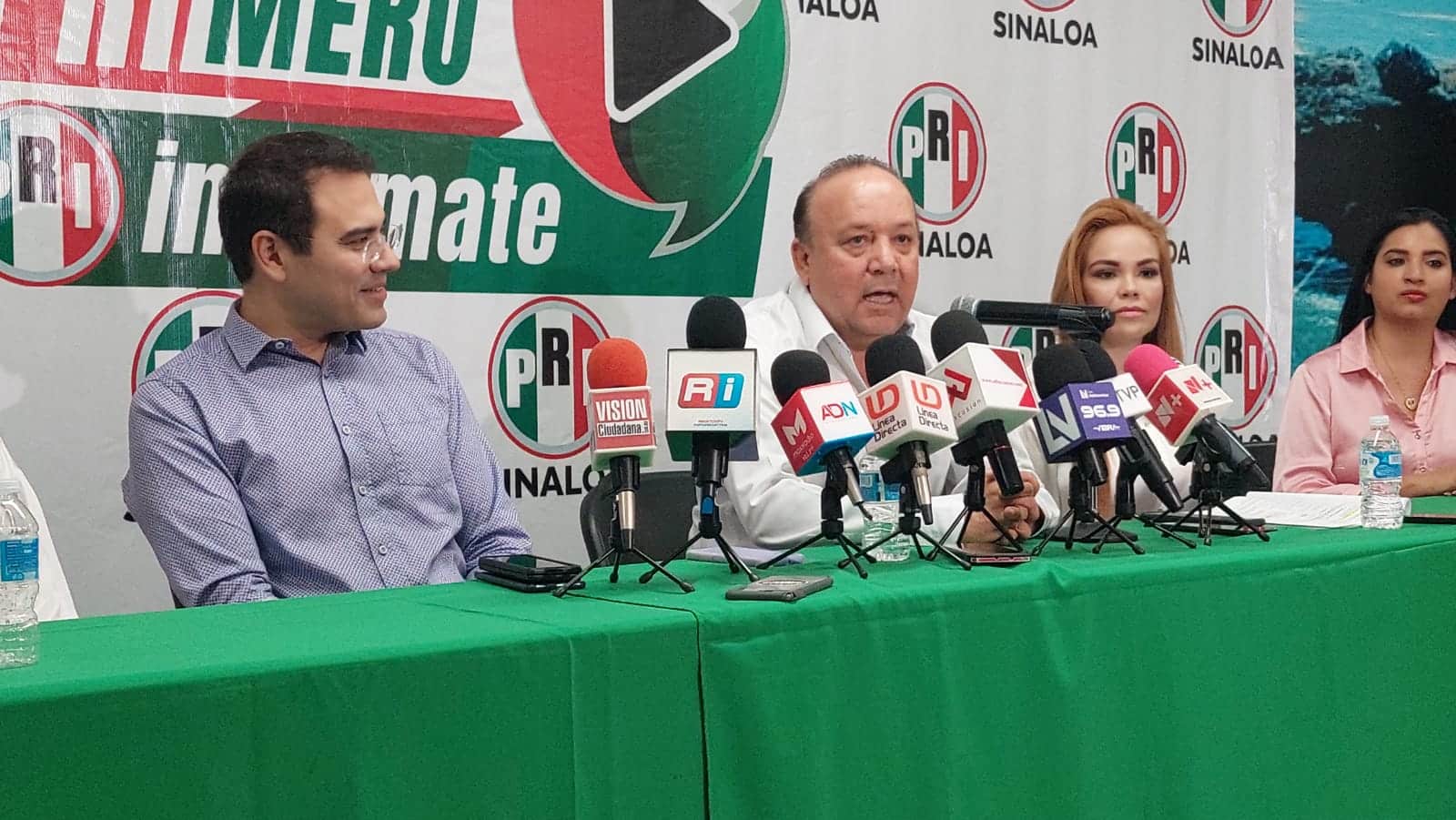 Paola Gárate durante una conferencia de prensa, acompañada de otras figuras