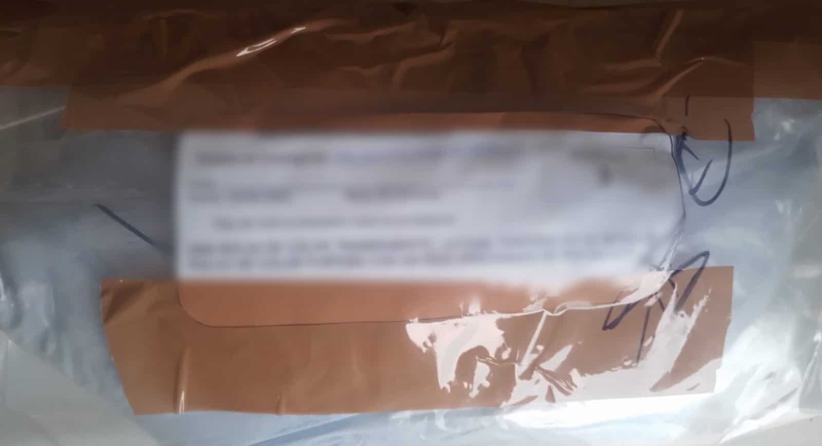 Paquete con sustancias químicas envuelto en cinta