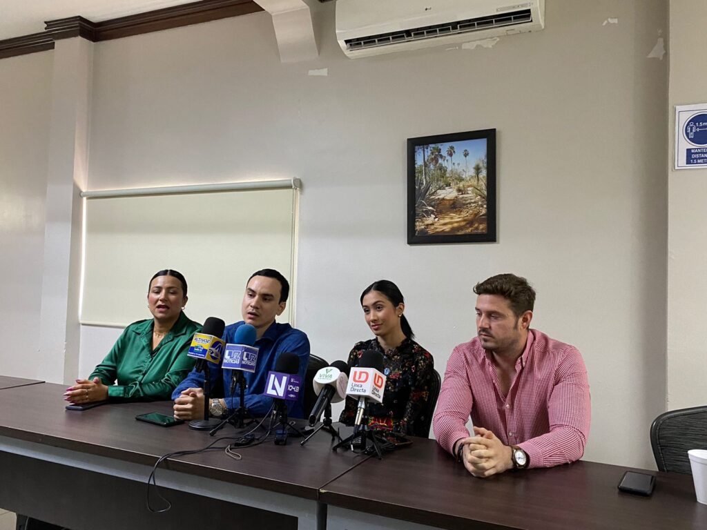 Integrantes del movimiento “Jóvenes EsClaudia” durante una conferencia de prensa