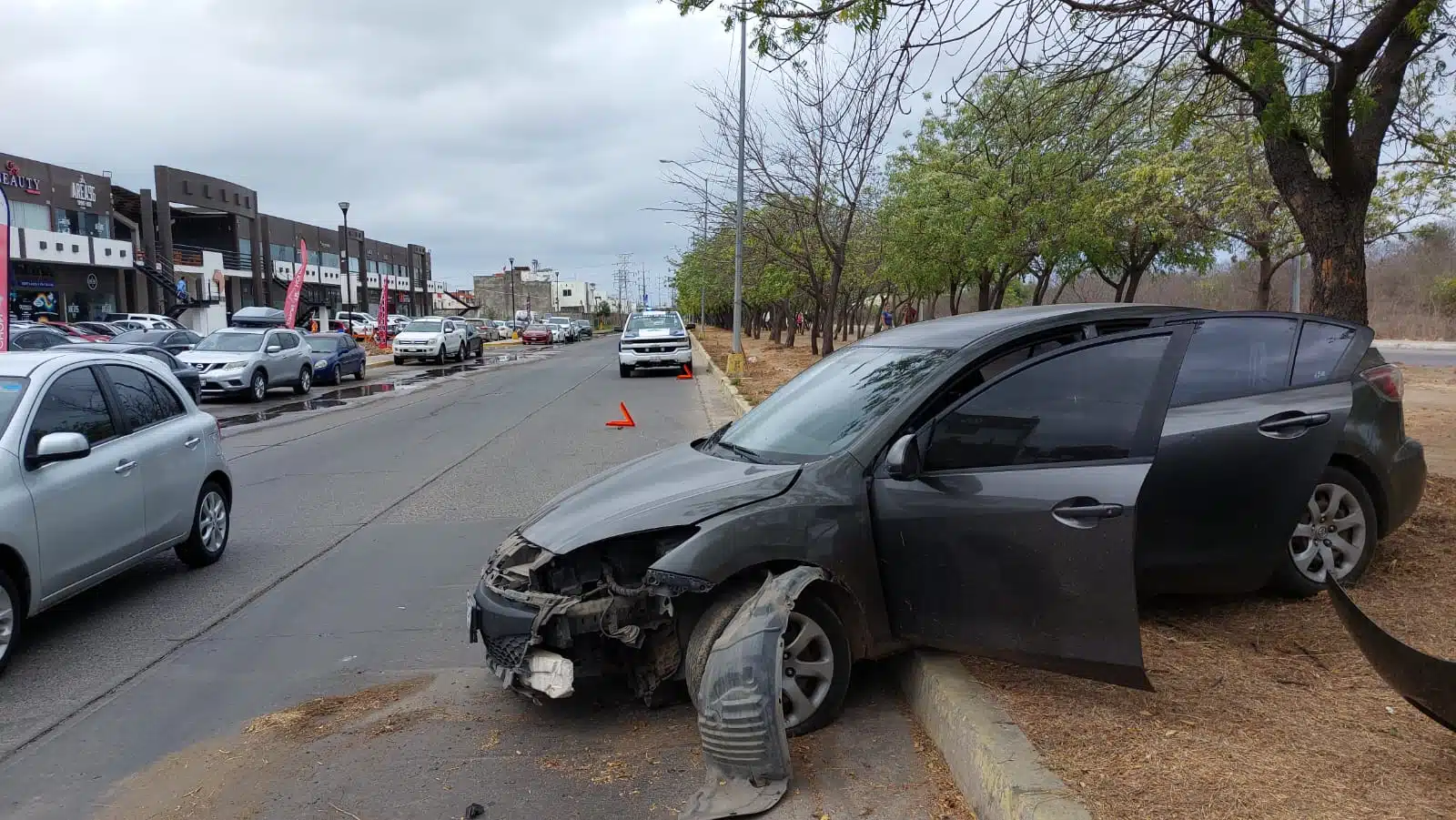 Pareja pierde el control de su Mazda y se estrella contra un árbol en Mazatlán