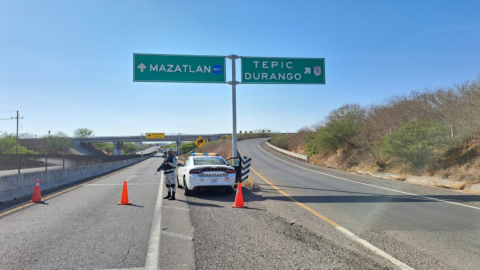Se vuelca e incendia camión de carga por la autopista Mazatlán-Culiacán