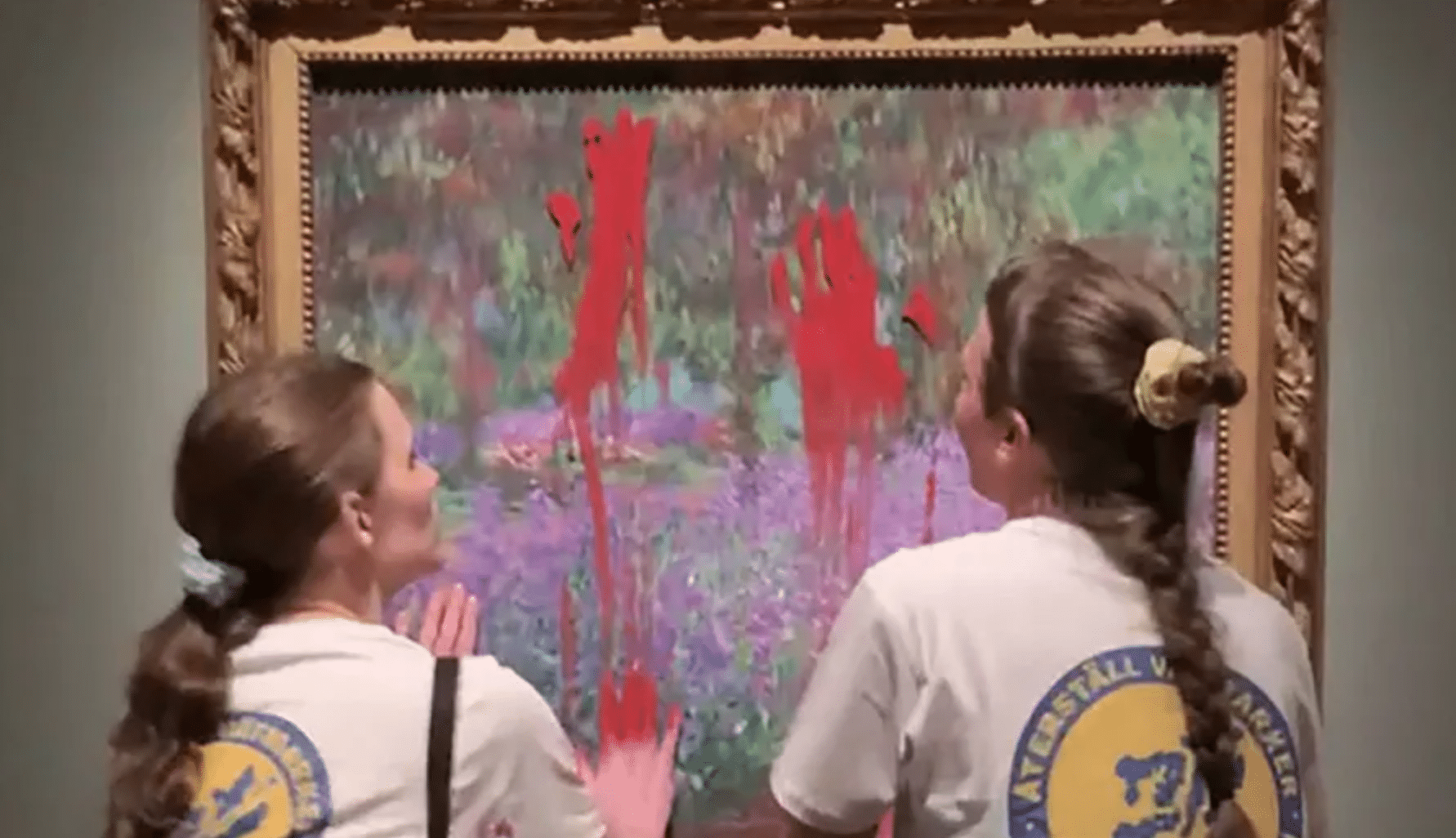 activistas arrojan pintura en obra de Monset