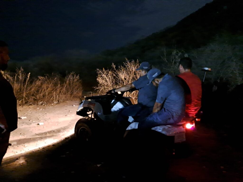 Personal de rescate a bordo de una cuatrimoto