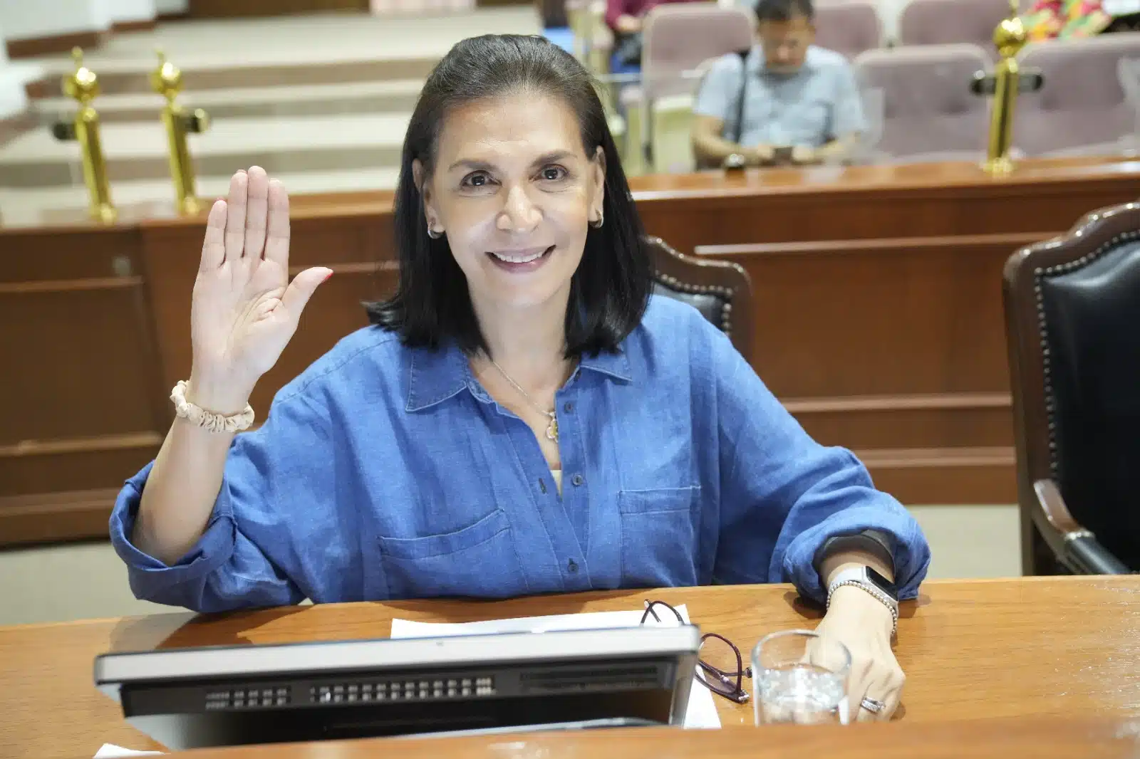 Giovanna Morachis Paperini posando para la foto mientras levanta la mano