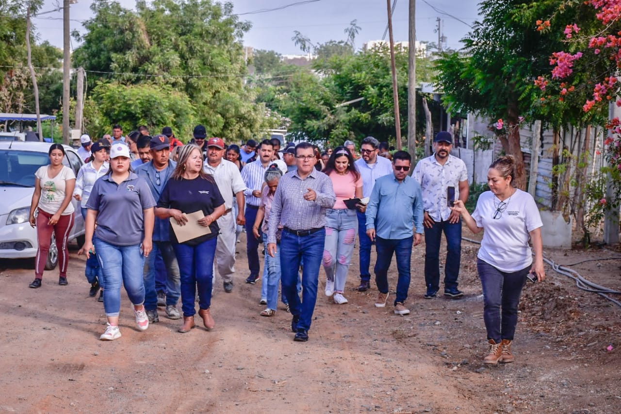 Alcalde Édgar Gonzáles Zataráin recorre calles de la colonia San Antonio en Mazatlán.