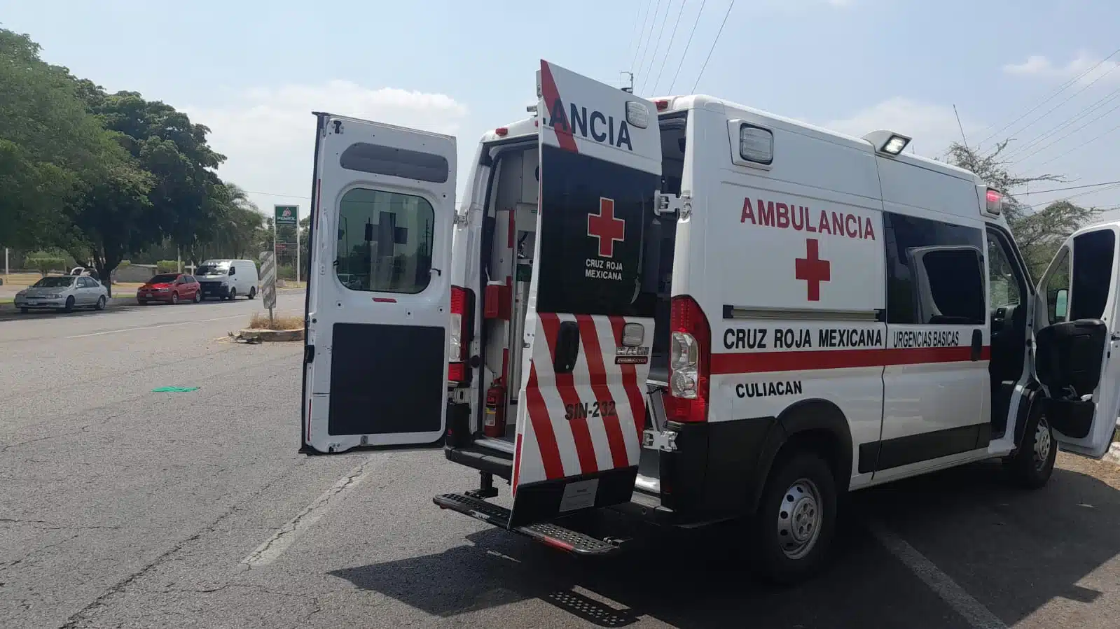 motociclista resulta herido tras ser arrollado por un Audi sobre la carretera méxico 15, en la salida norte de Culiacán.