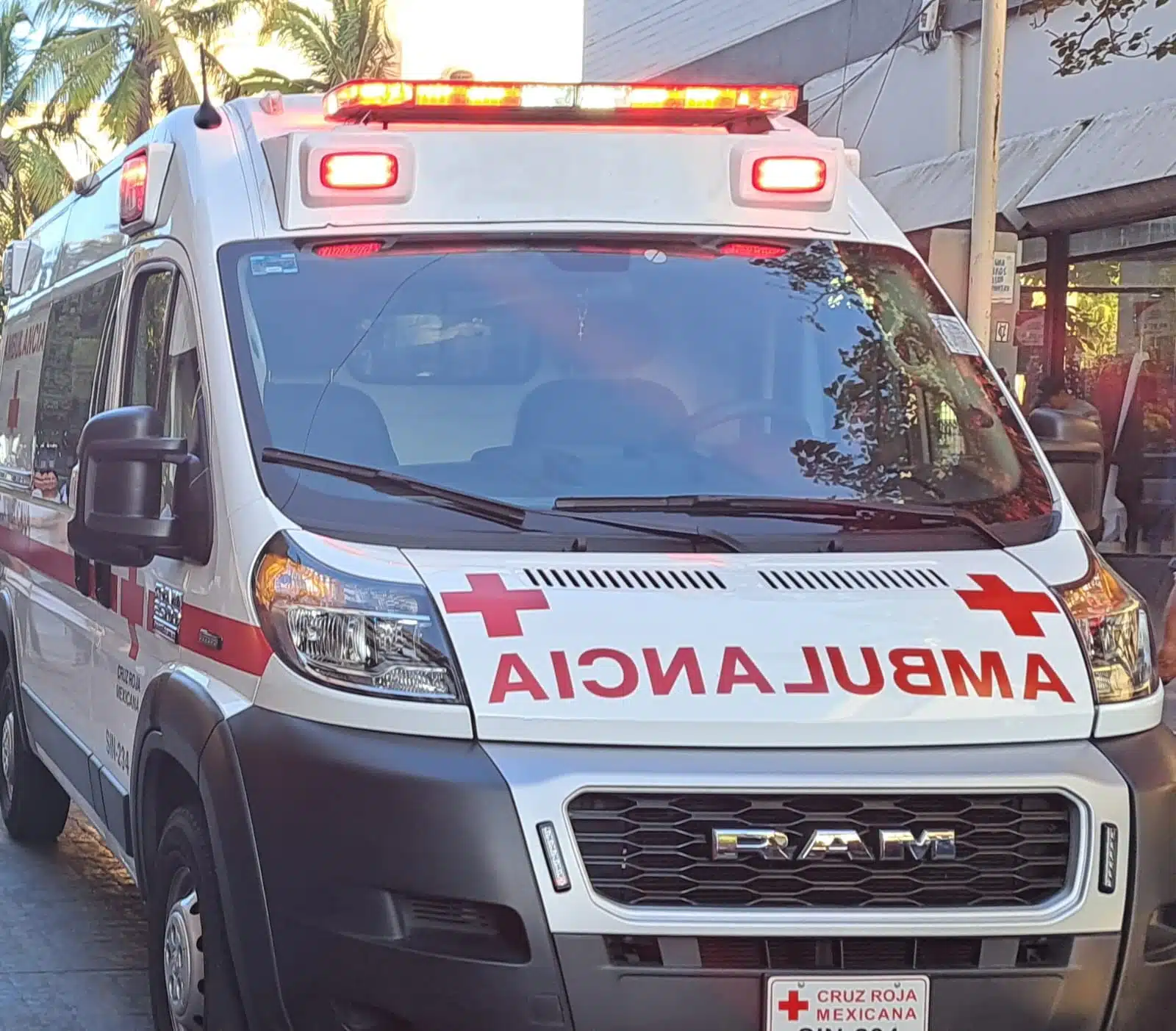 Elementos de Cruz Roja llegaron rápidamente a la zona del accidente, auxiliando a la menor