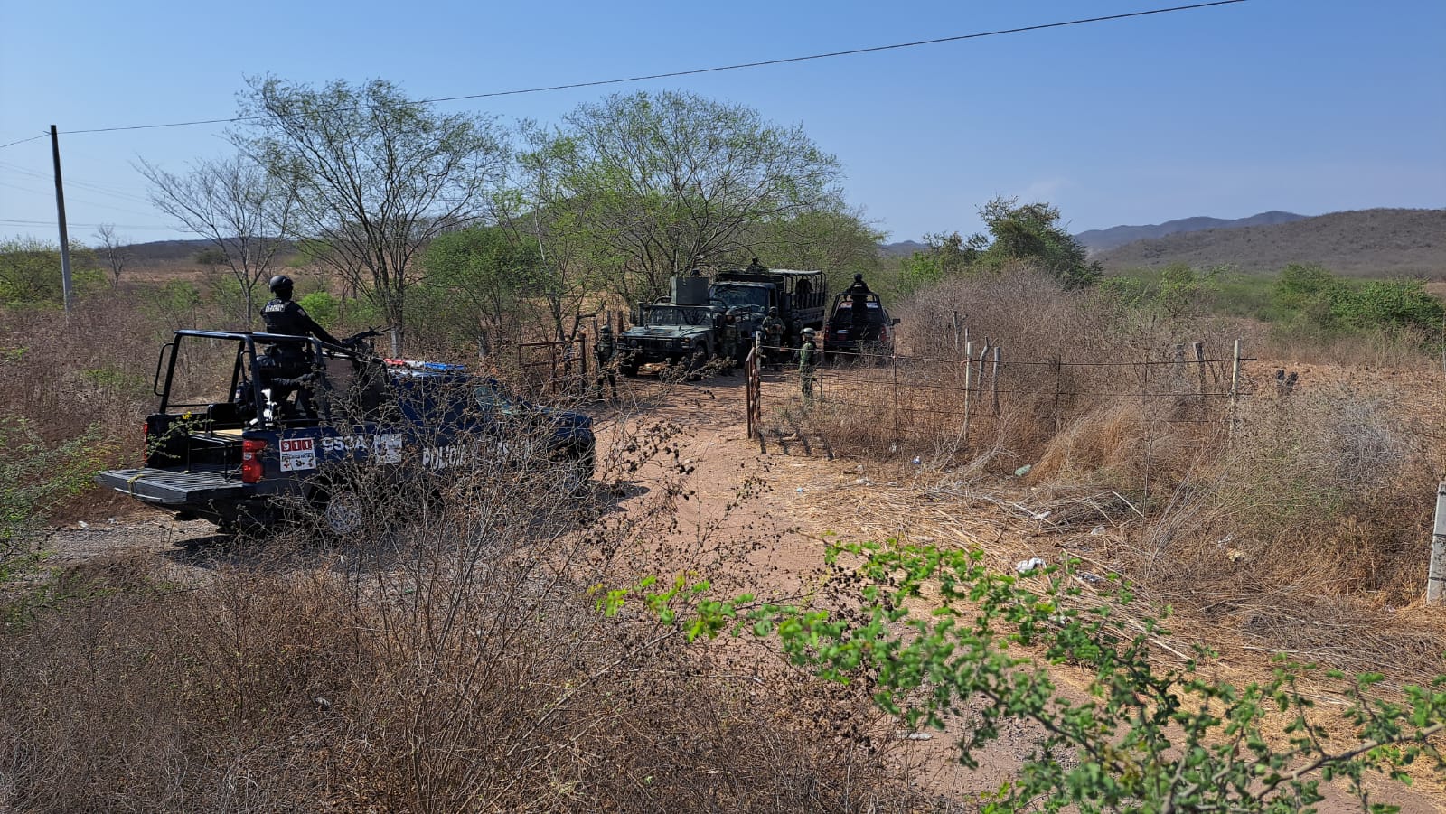Cinco camionetas aseguradas, dos de ellas de doble rodado con precursores químicos para la elaboración de cristal, al sur de culiacán.