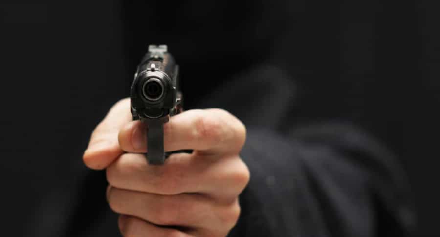 hombre fue despojado de aproximadamente 70 mil pesos por dos asaltantes en una agencia de vehículos