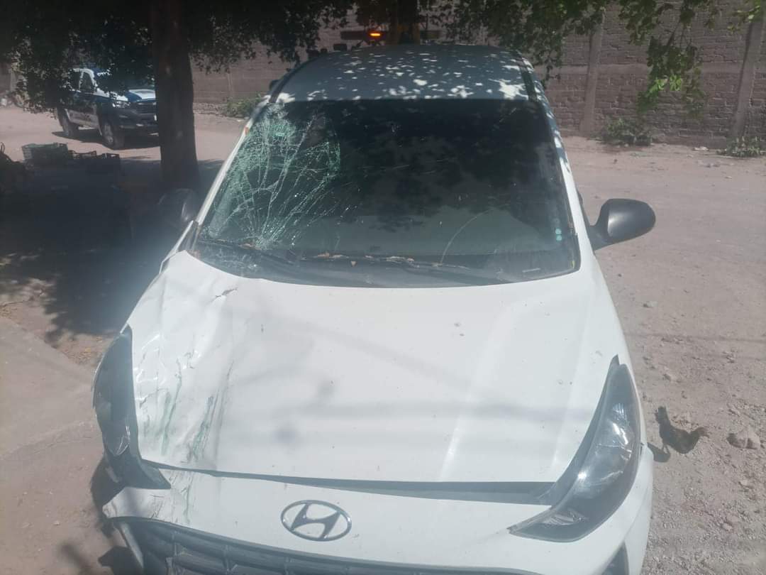Se le aprecian al vehículo el impacto que presentó en el frente del vehículo, sobre todo en el cofre, donde se ve el tallón de la motocicleta
