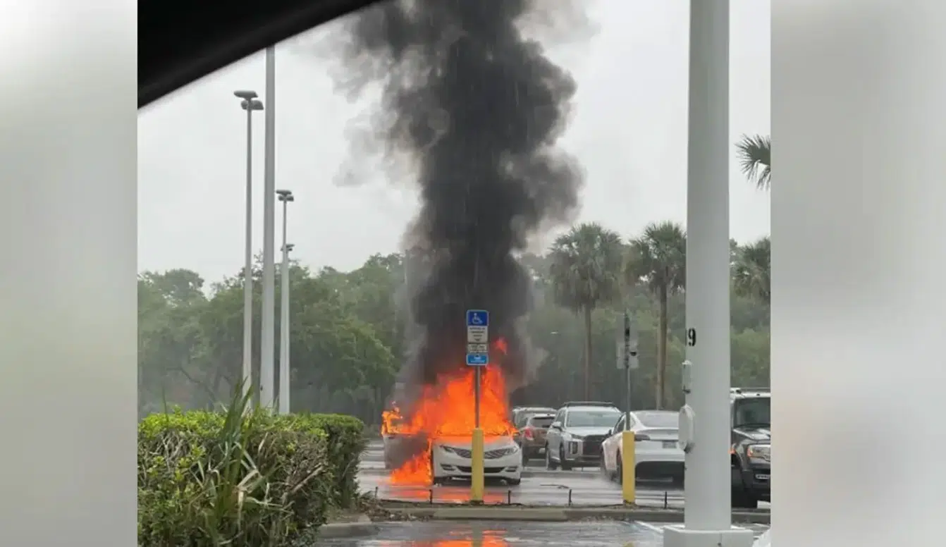 auto con niños abordos se incendia