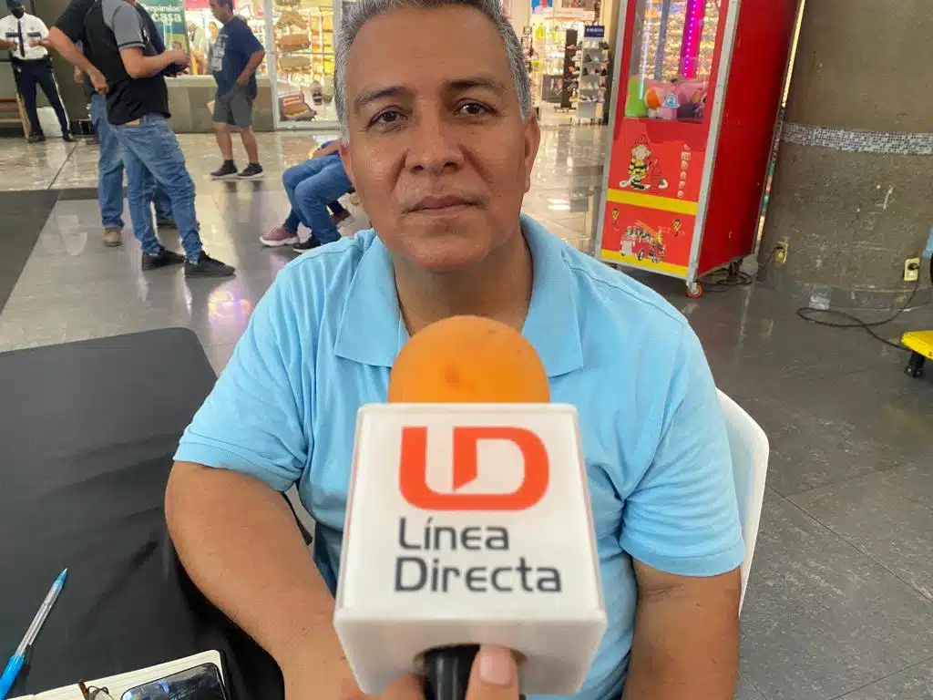 Juan Carrillo Núñez, encargado de la Oficina del Servicio Nacional de Empleo unidad Mazatlán siendo entrevistado por Línea Directa