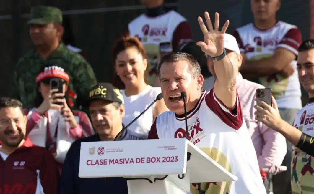 Julio César Chávez imparte clase masiva de box en el Zócalo de la Ciudad de México