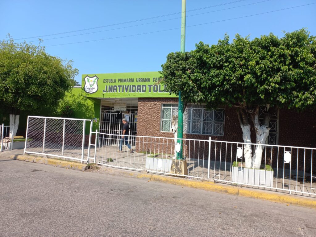 Cae pedazo de techumbre sobre alumnos en escuela de Escuinapa