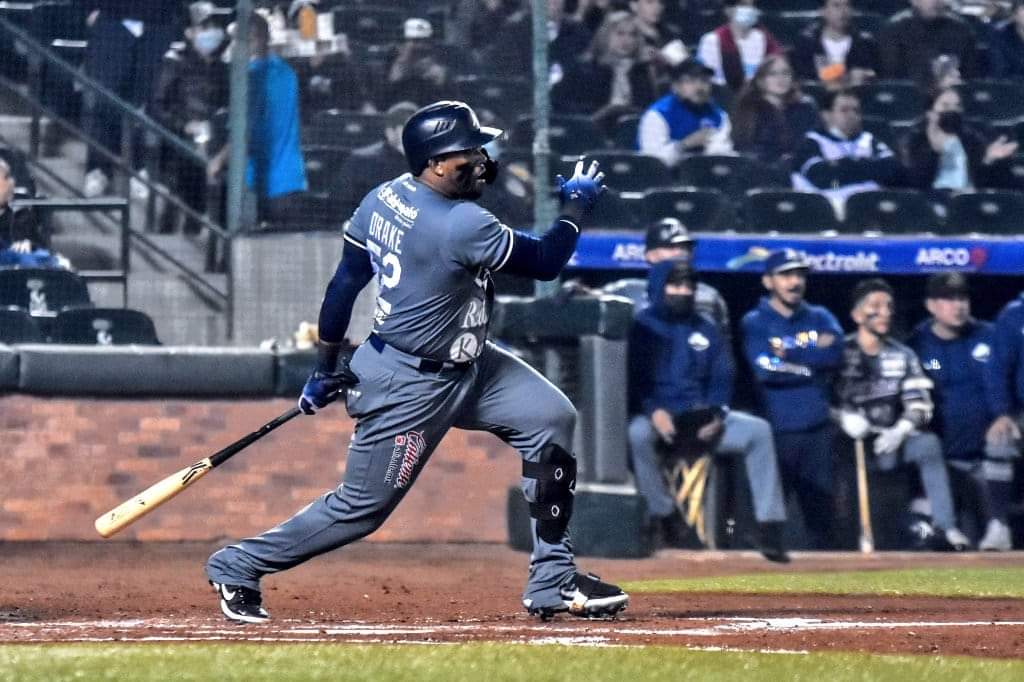 Yadir Drake luego de batear la pelota
