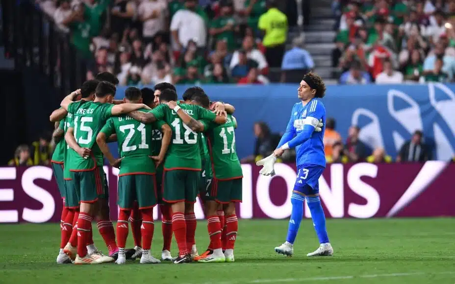 Selección Mexicana de futbol en un abrazo grupal