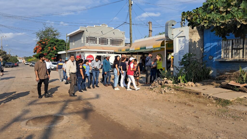 Alcalde atiende las necesidades de los vecinos de la colonia Genaro Estrada, Mazatlán