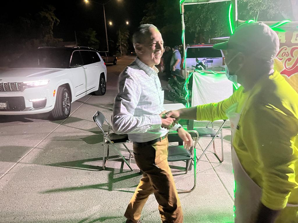 Alcalde Gerardo Vargas asiste a comer tacos a "Los Jariosos" en Los Mochis
