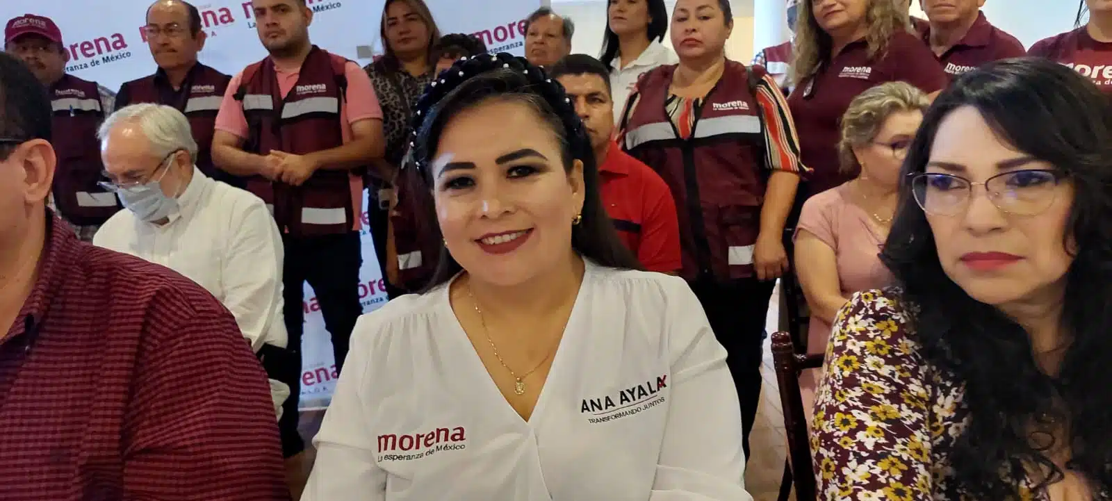 Ana Ayala Leyva portando el logotipo de Morena