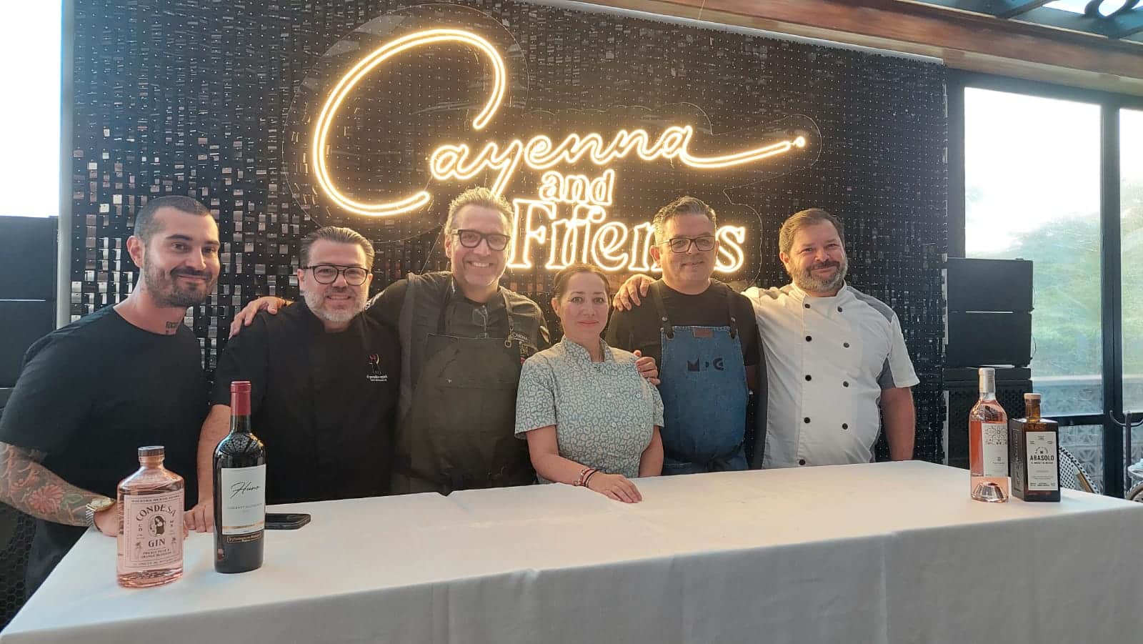 En la foto se encuentran los chefs Daniel González, Julián Portugal, Humberto Villareal “La Manzana”, Juan Emilio Villaseñor, Blanco Castro Cerio y el director general de grupo Panamá, Luis Osuna Vidaurri