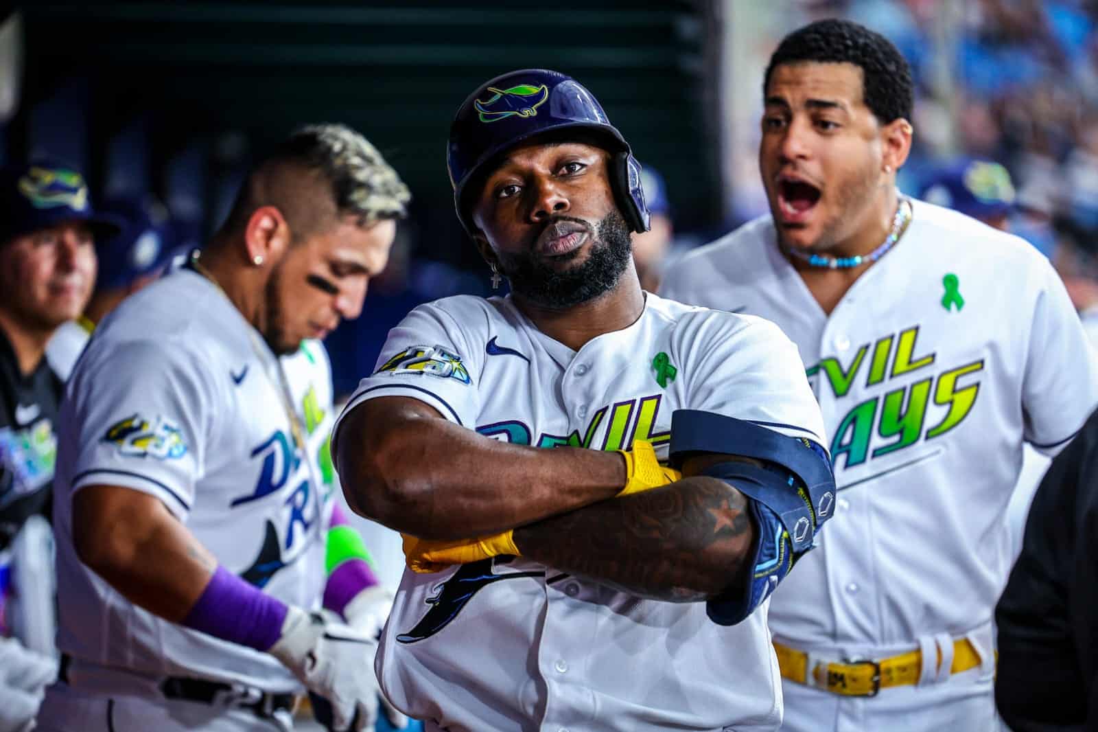 Randy Arozarena portando el uniforme de los Rays de Tampa Bay mientras hace su icónica pose