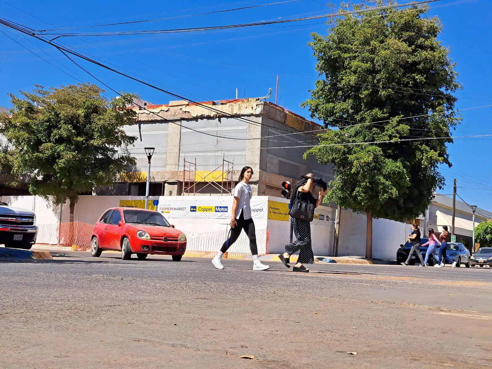Personas cruzando la calle en Guasave