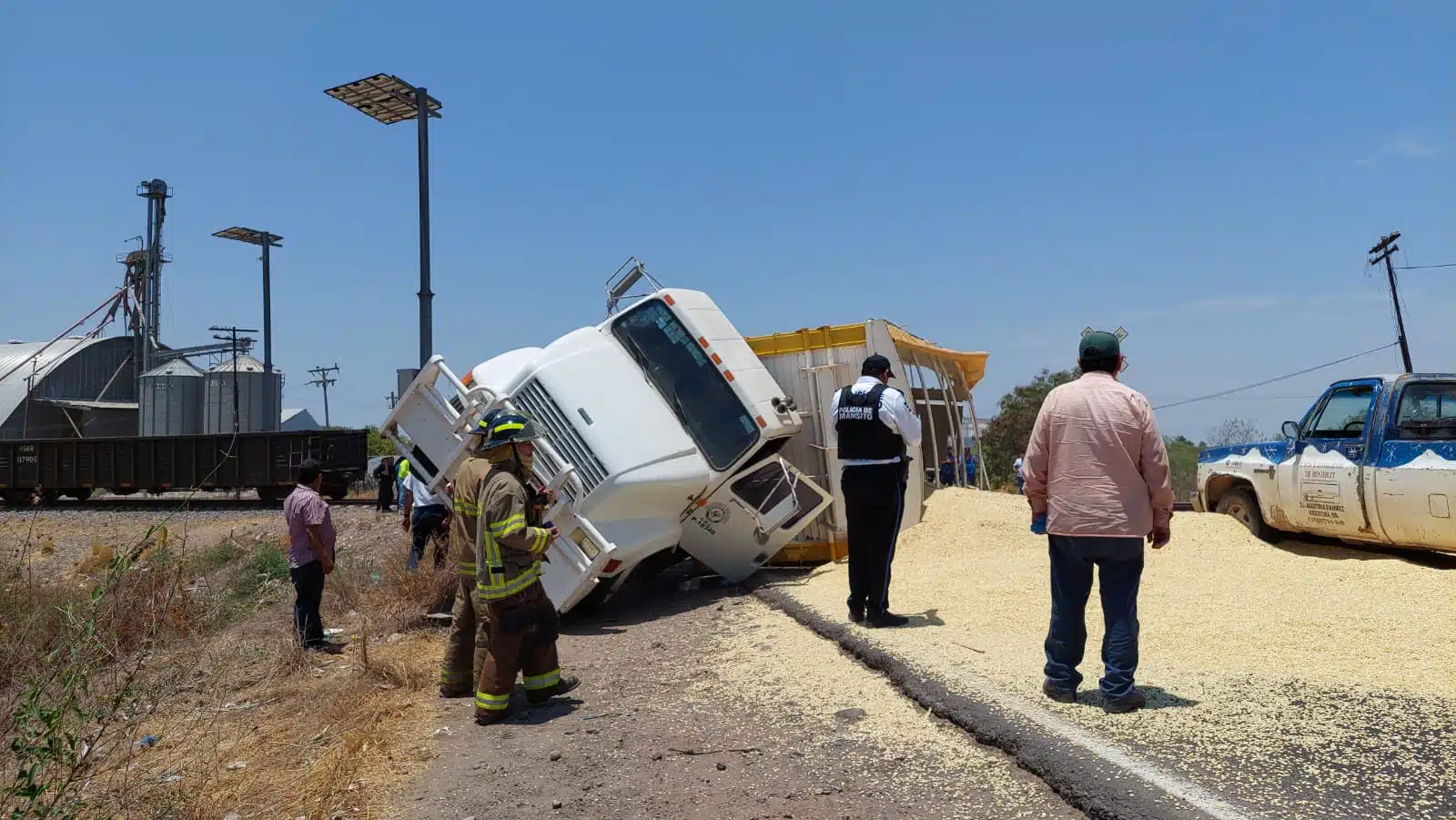 camión cargado con 25 toneladas de maíz fue arrollado por tren en Angostura.