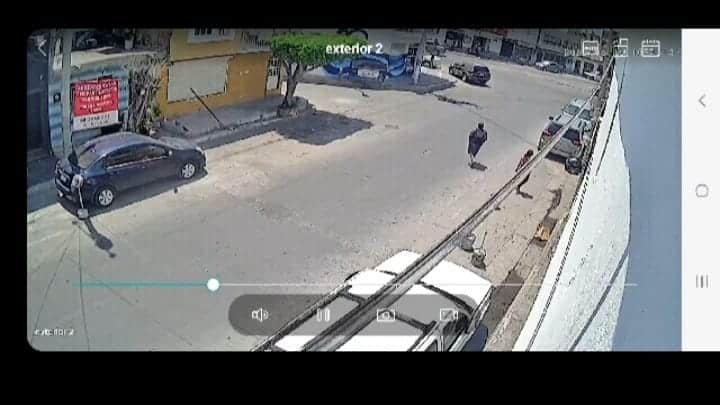 Momento en el que un hombre, señalado como presunto homicida de una joven en la colonia Reforma, abandona el minisúper
