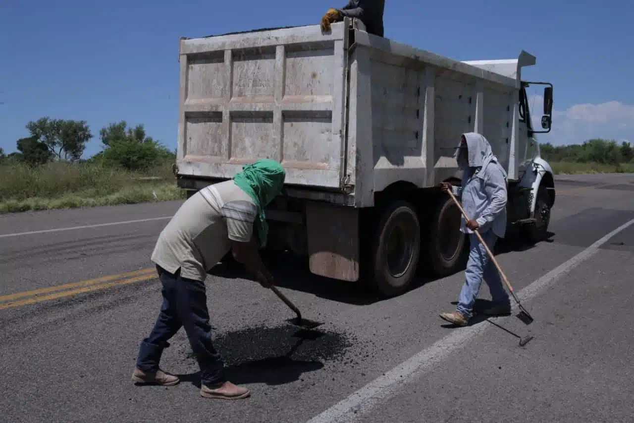 Personal de Obras Públicas lleva a cabo los trabajos de “bacheo” en la carretera Los Mochis-El Fuerte antes del inicio de la temporada de lluvias