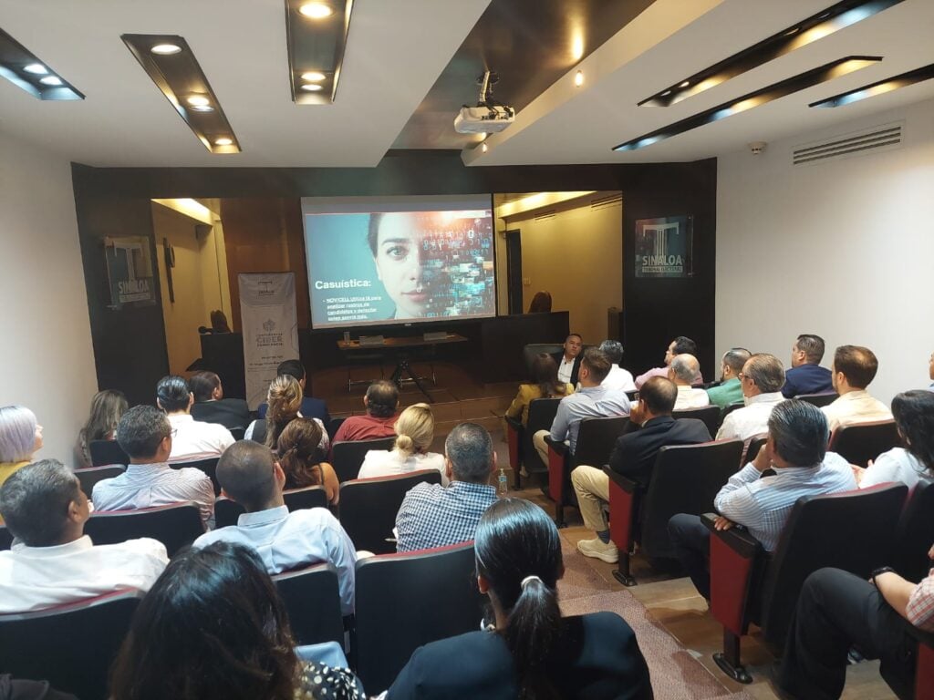 Personas viendo la conferencia “Inteligencia Artificial. Beneficios y desventajas de su uso en la comunicación y propaganda política”