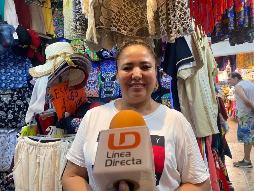 Rocío Lizárraga Ontiveros, comerciante de la zona dorada siendo entrevistada por Línea Directa