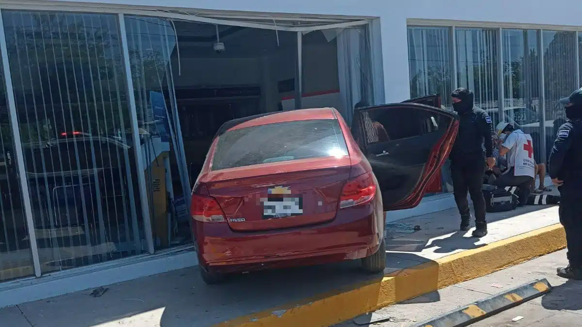 choque se mete con todo y carro a un banco