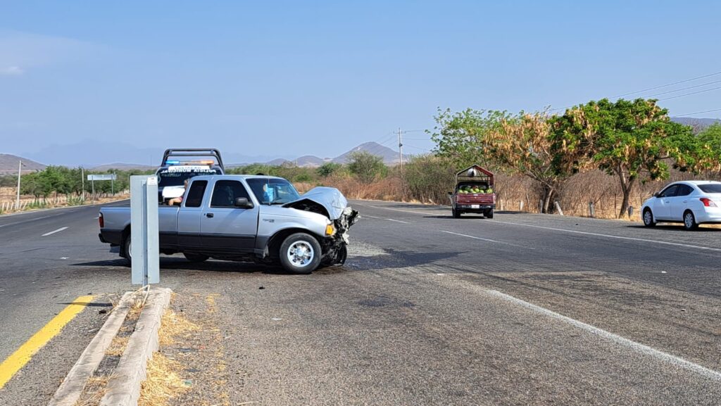 choque de dos camionetas sobre la carretera libre Culiacán-Mazatlán