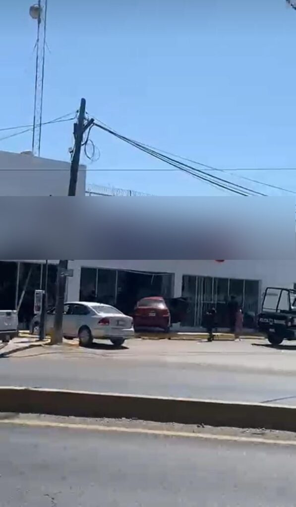 choque se mete con todo y carro a un banco