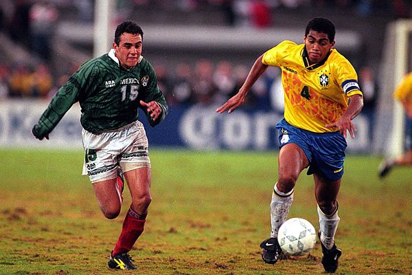 Cuauhtémoc Blanco disputa la bola con Narciso de Brasil Copa oro 1996