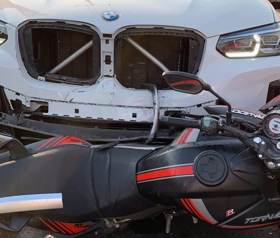 Camioneta embistiendo a motocicleta
