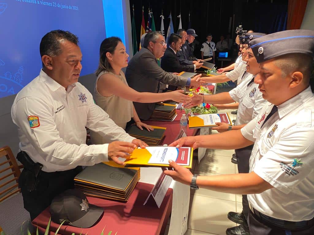 Autoridades entregando los reconocimientos a los policías recién egresados