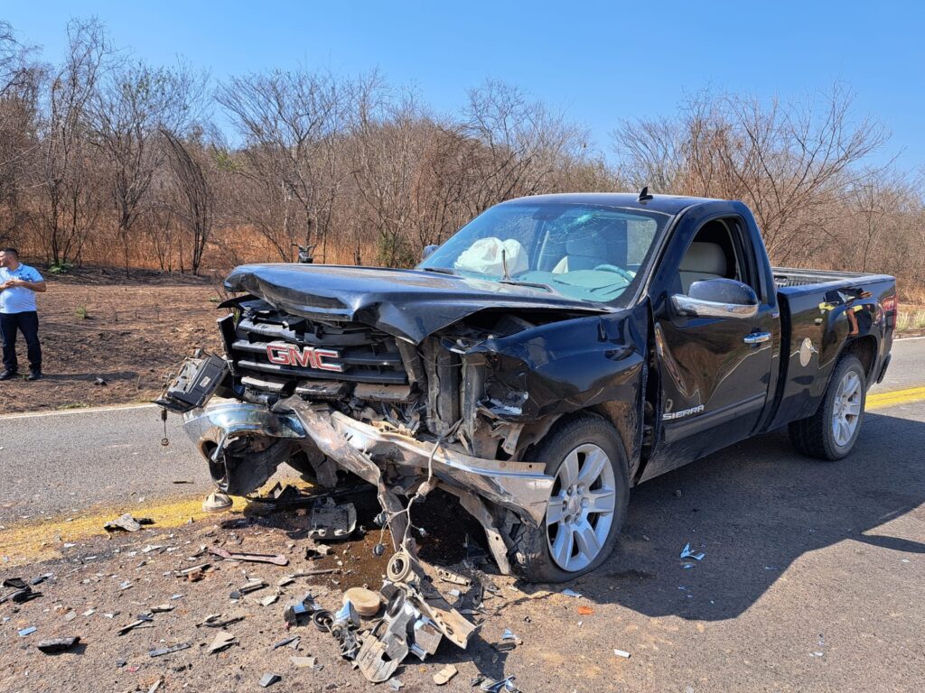 Vehículo destruido de la parte delantera tras choque