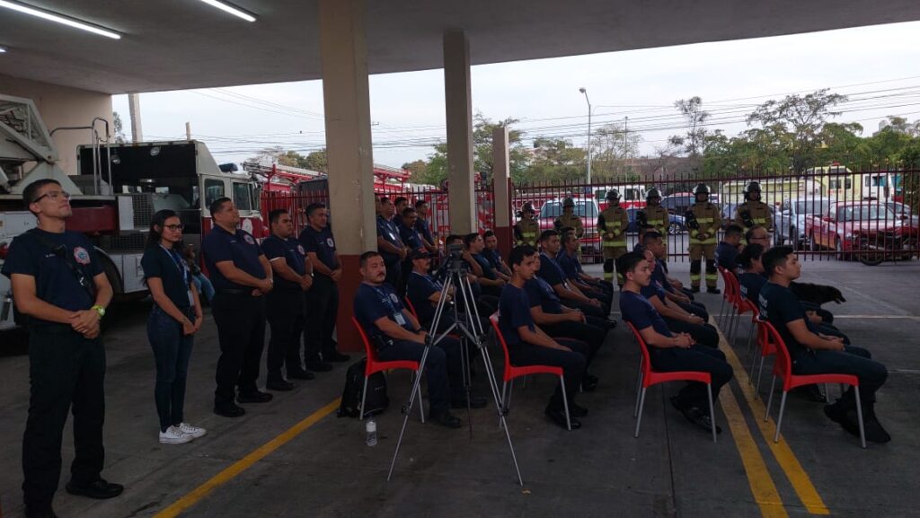 Bomberos Mazatlán reciben uniformes nuevos y hechos a su medida por primera vez en 81 años