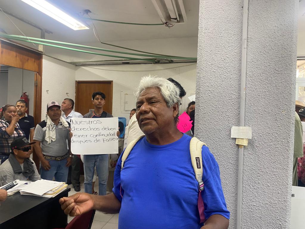 Vendedores de playa toman oficinas de Semarnat con banners y pancartas de colores