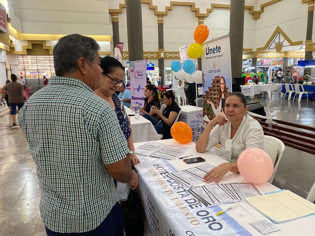 Interesados en conseguir trabajo asisten a la jornada “EmpléaT” en Mazatlán