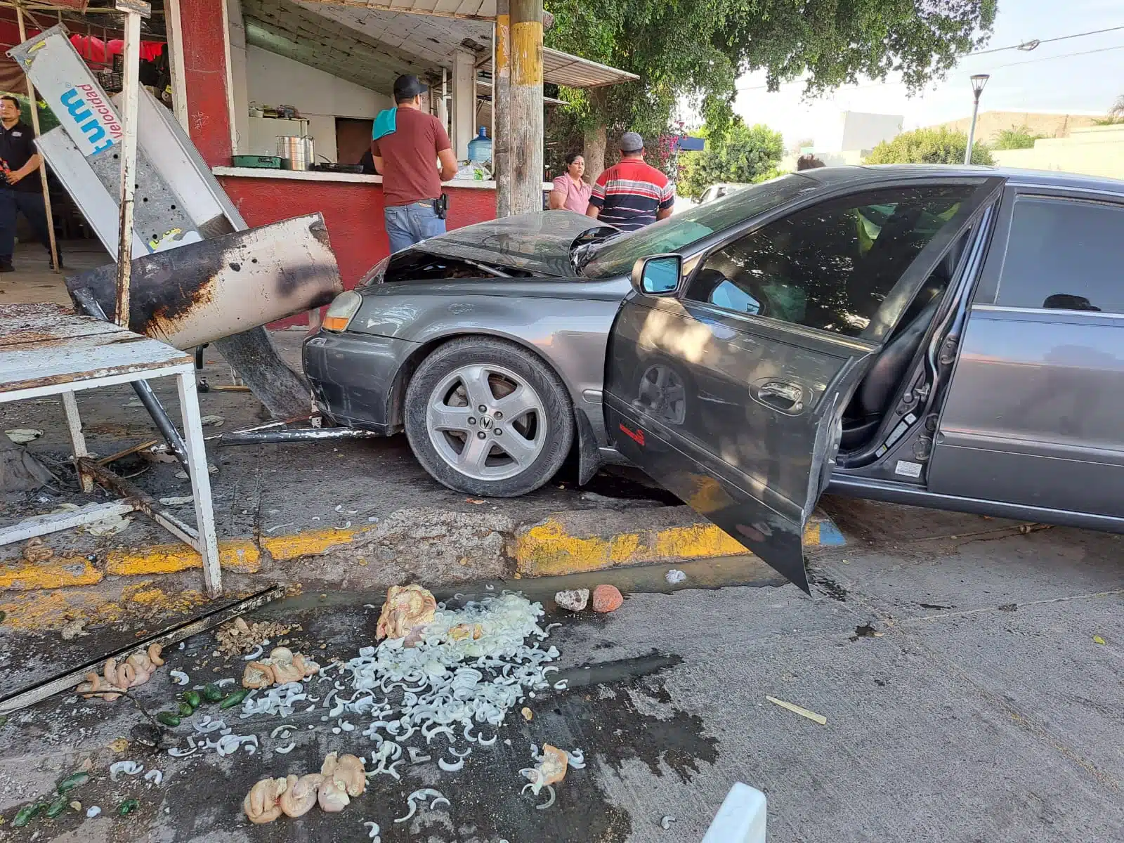 Choque provoca que vehículo impacte una taquería en Guasave