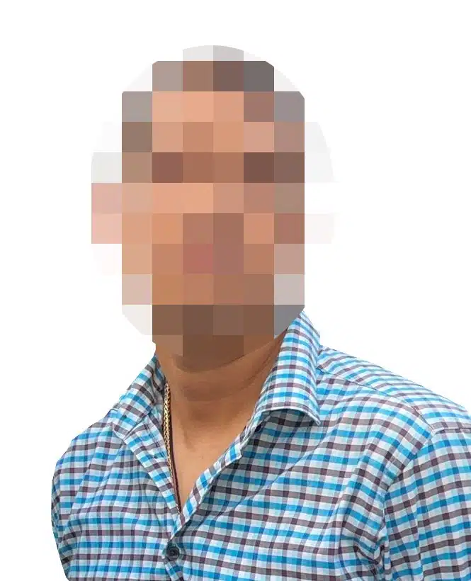 Hombre detenido con censura en el rostro