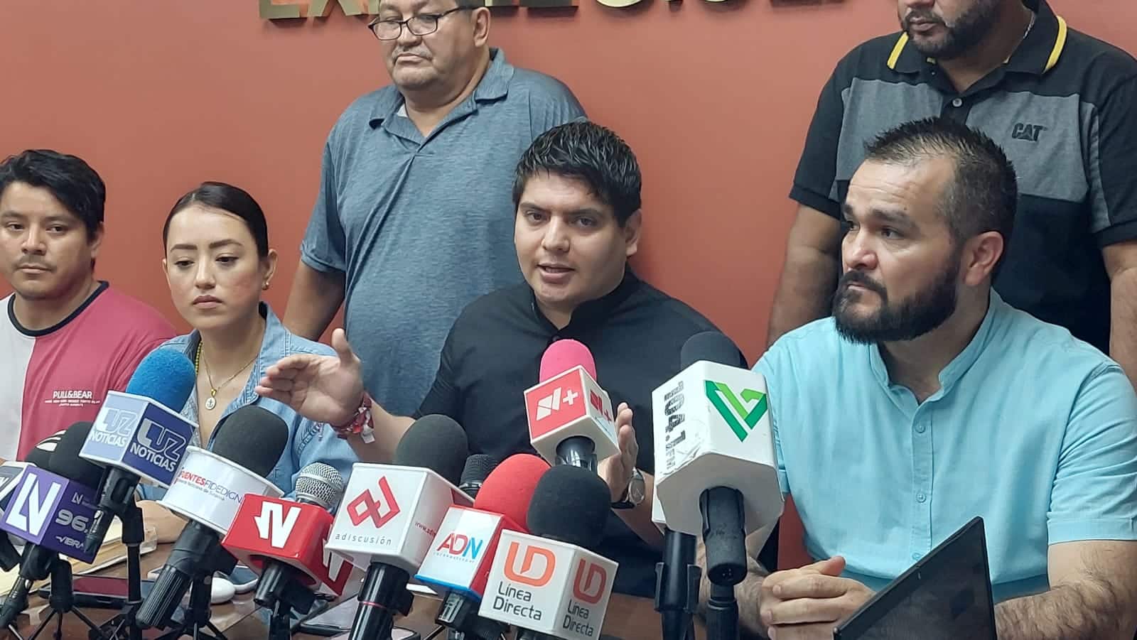 Diputado Pedro Alonso Villegas Lobo en rueda de prensa junto a otras personalidades