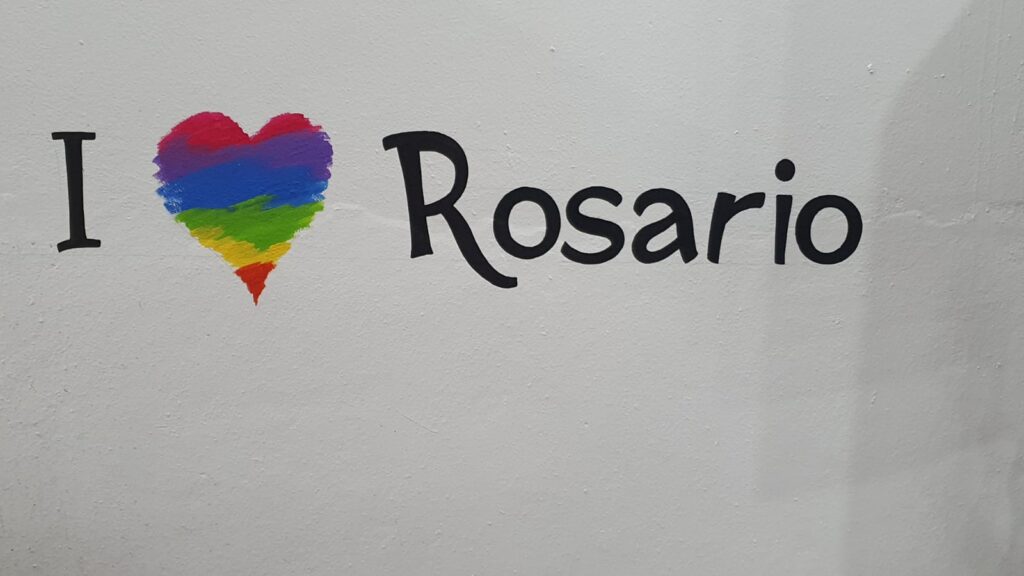 Frase en letras negras y un corazón de colores con la frase "Yo amo Rosario"