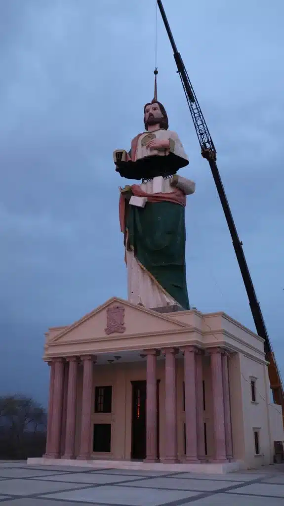 Figura de San Judas Tadeo de 18 metros