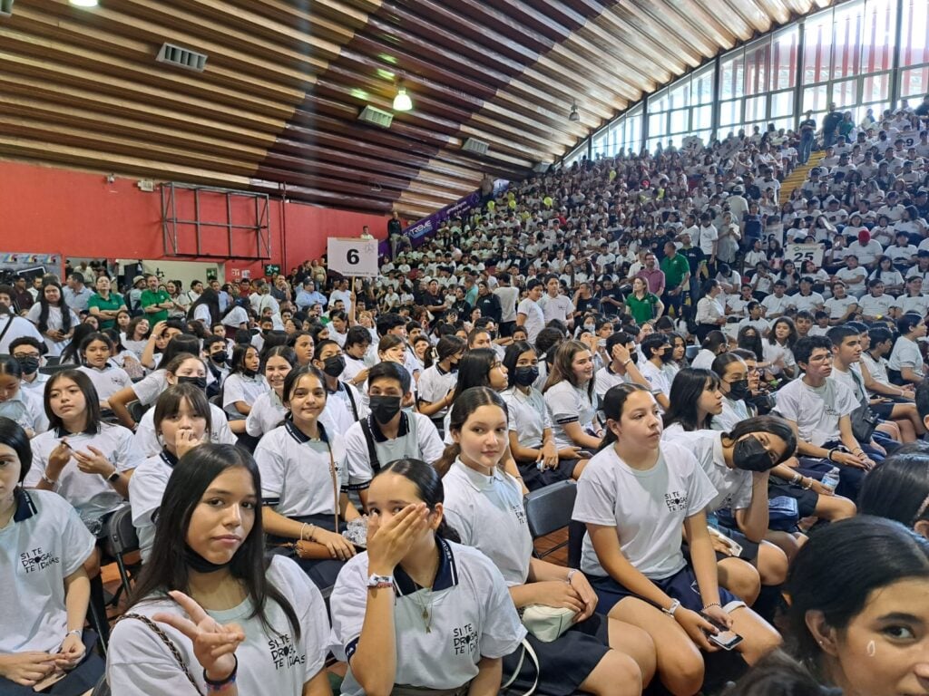 estudiantes-asistencia-campaña si te drogas te dañas