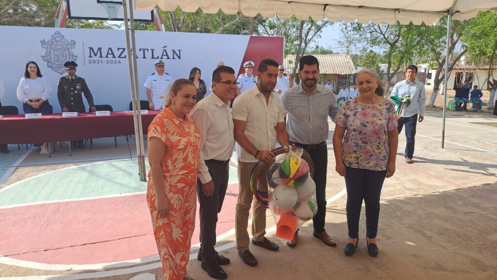 el alcalde Édgar González Zataráin exhortó a los estudiantes de bachillerato a continuar con sus estudios profesionales.