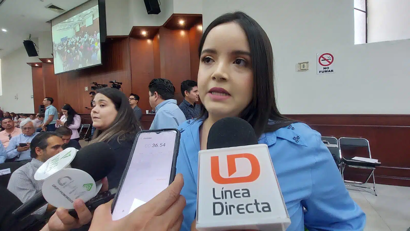 Cinthia Valenzuela siendo entrevistada por Línea Directa