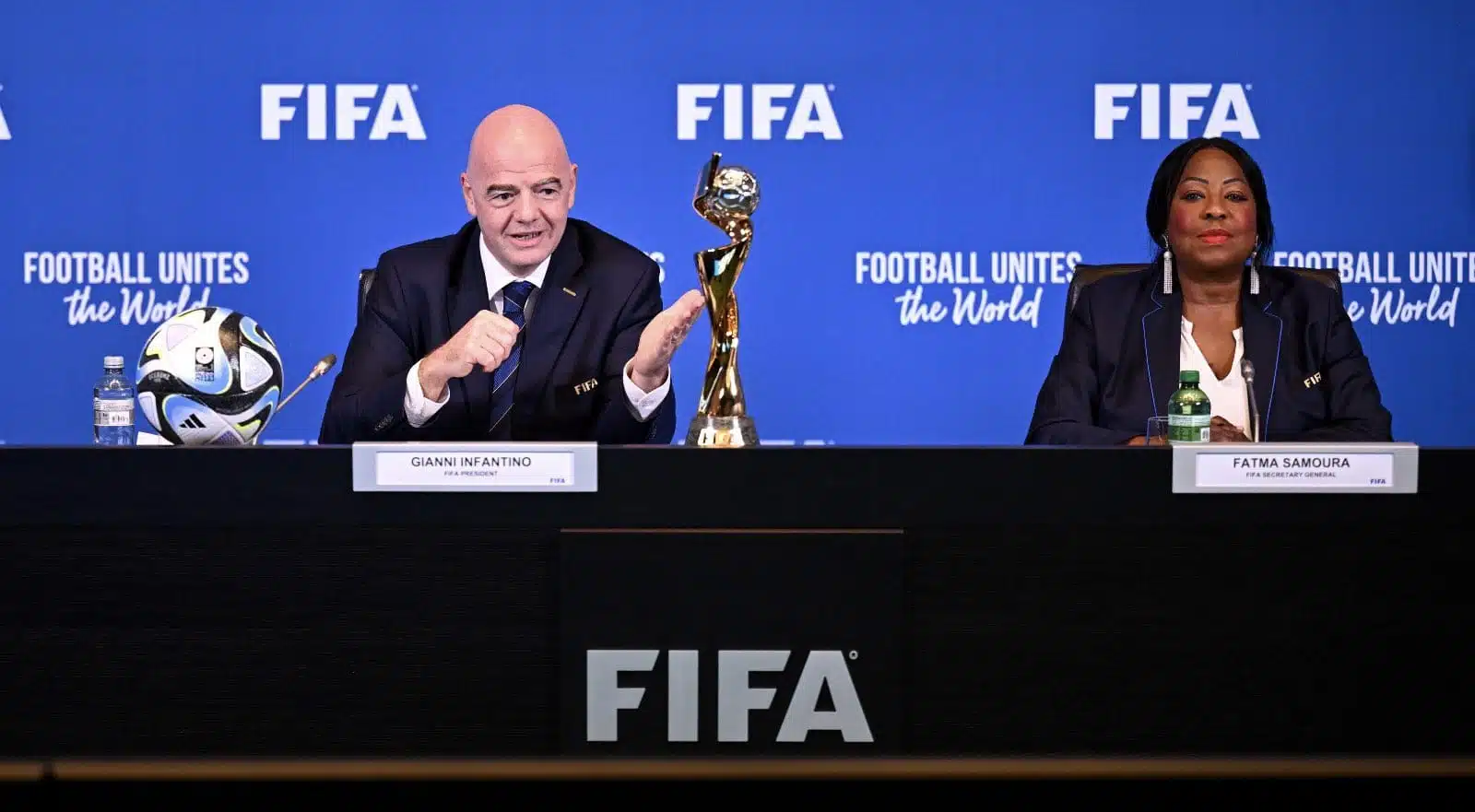 Gianni Infantino, presidente de FIFA y Fatma Samoura, secretaria general de FIFA